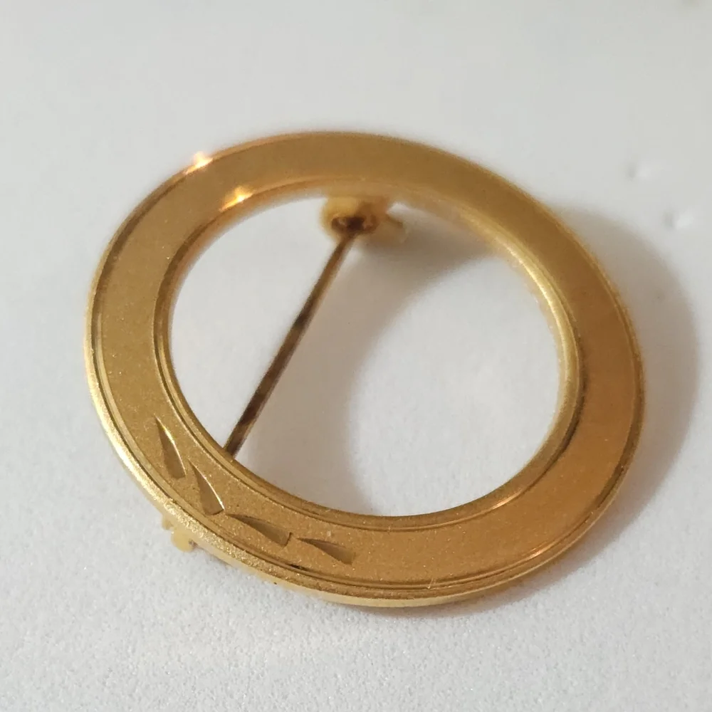 Vintage Matte Gold Diamond Cut Leaf Design Round Brooch